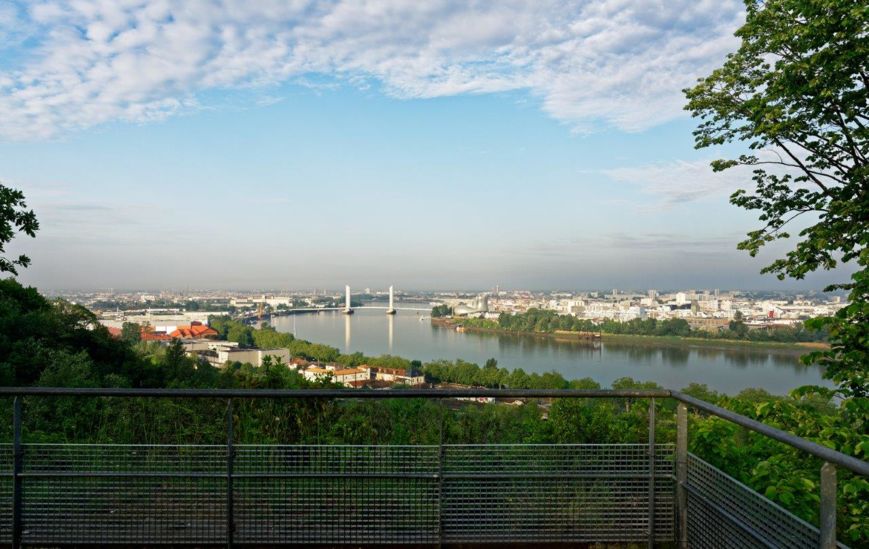 magnifique vue depuis le parc de l'Ermitage, vue sur le pont Chaban Delmas