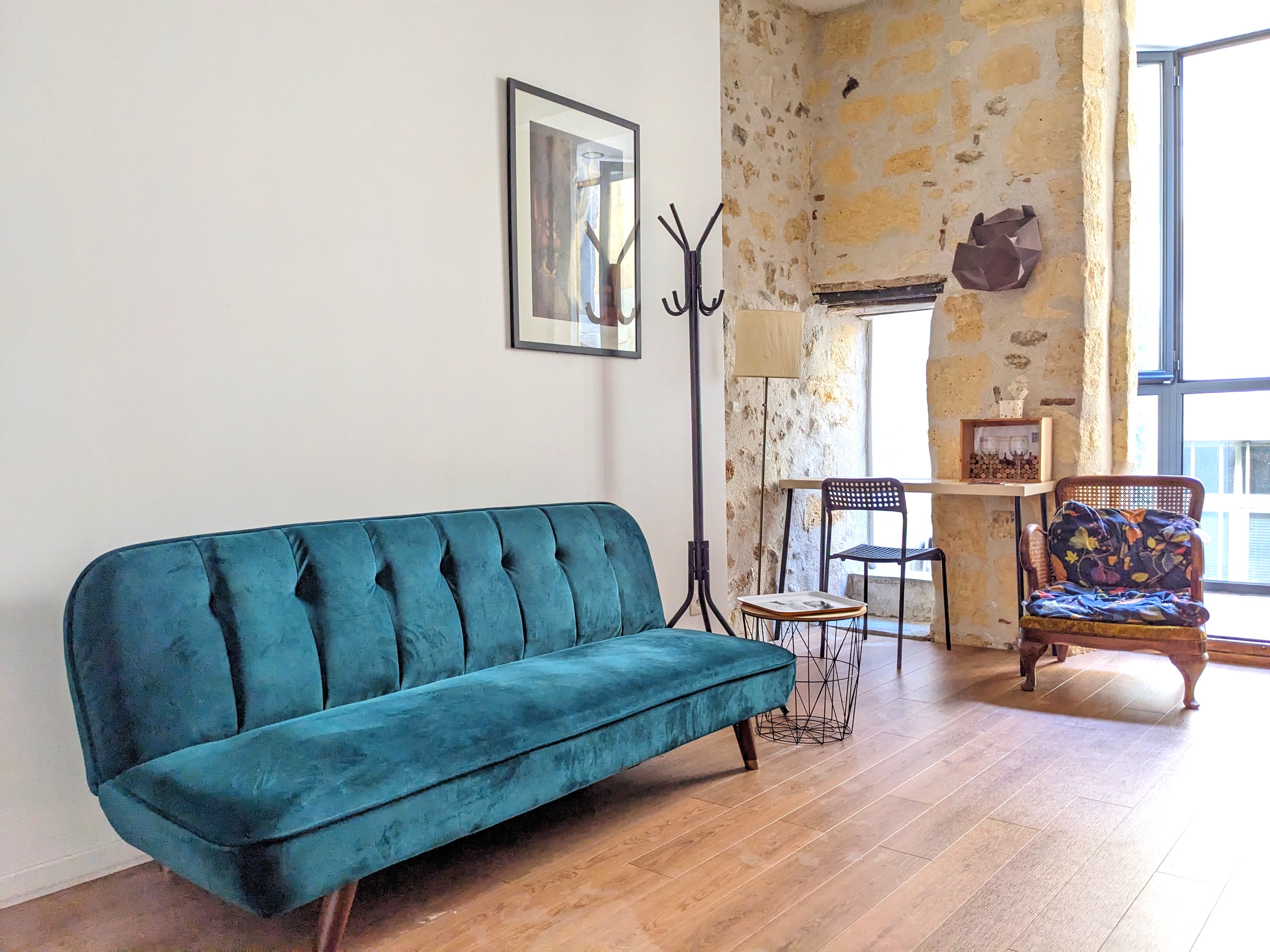 Coin salon et bureau studio B&B Bordeaux Saint Michel