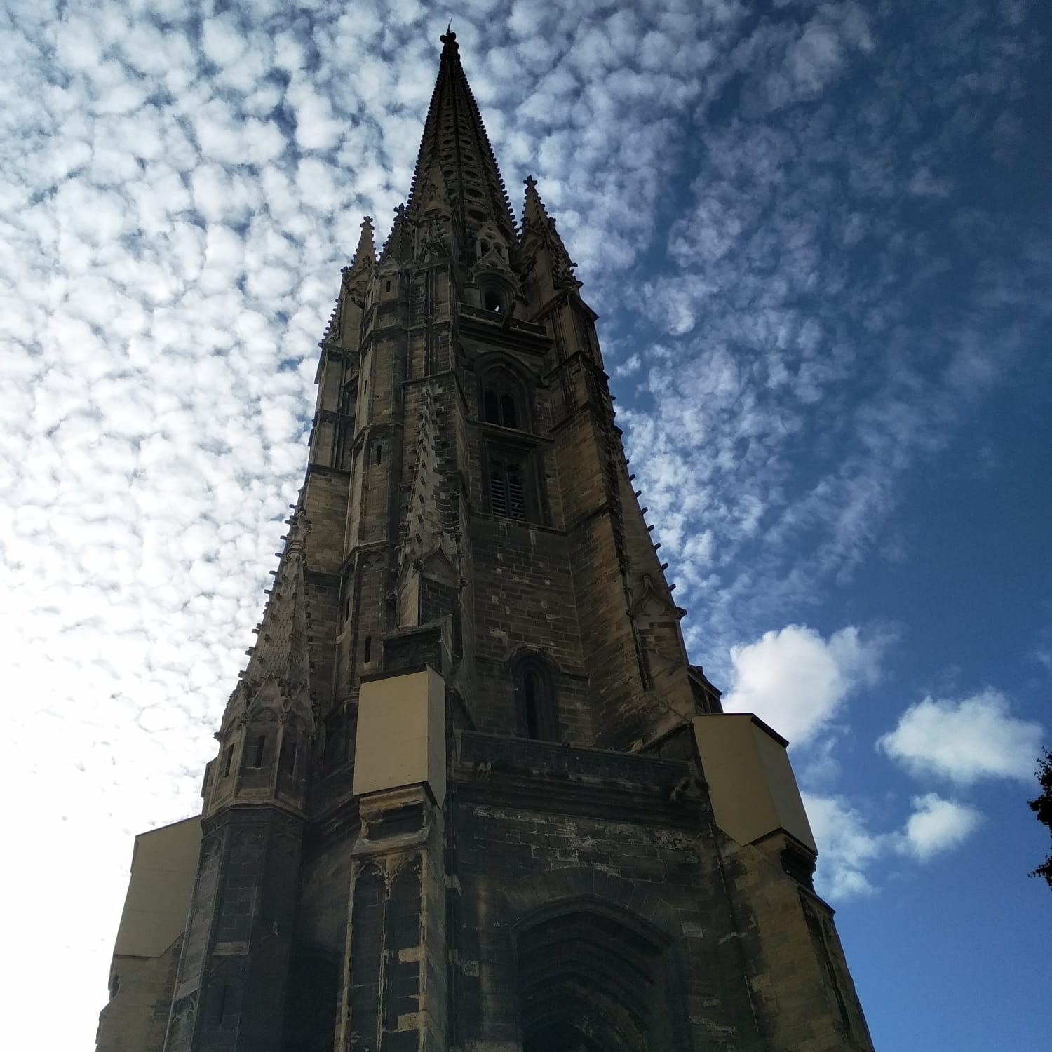 située quartier saint michel appartient à la basilique Saint Michel