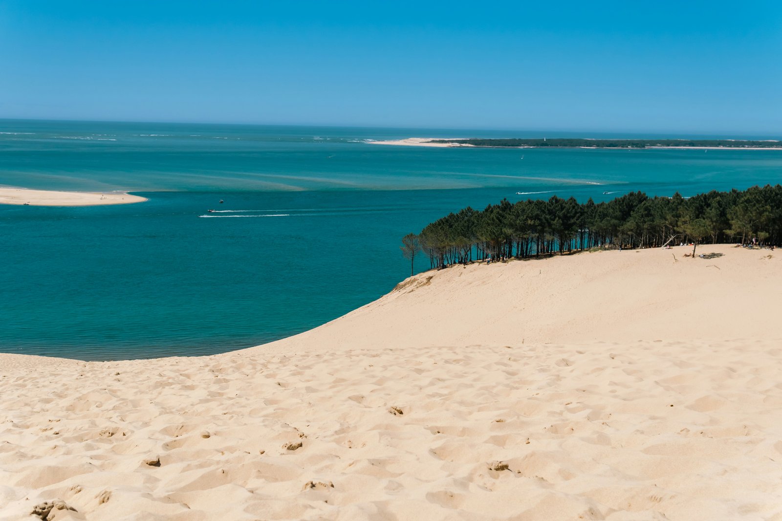 La dune du Pilat surplombant le bassin d'Arcachon, la plus haute dune de sable d'Europe