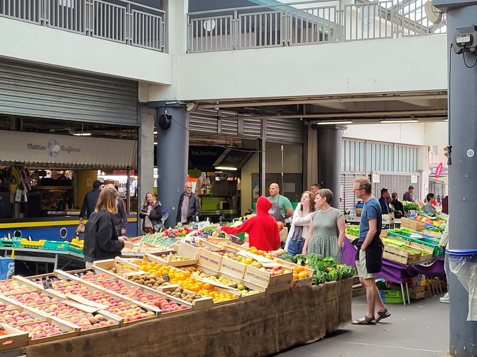 Étals de légumes et de fruits au Marché des Capucins, Bordeaux