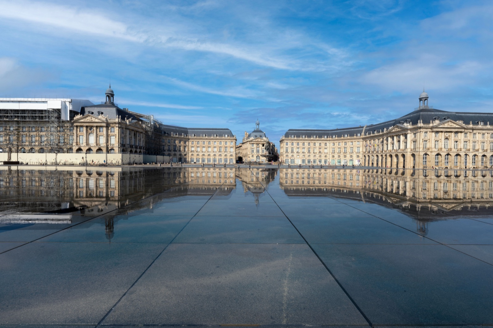 Le miroir d'eau de Bordeaux face à la place de la Bourse